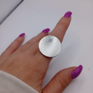 Ατσάλινο δαχτυλίδι με κυκλική matte επιφάνεια – Προσαρμοζόμενο - Εικόνα 1