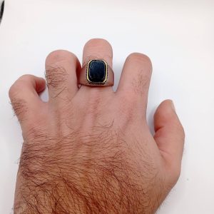 Ανδρικό Ατσάλινο Δαχτυλίδι Black Stone με Χρυσή Λεπτομέρεια - Εικόνα 1