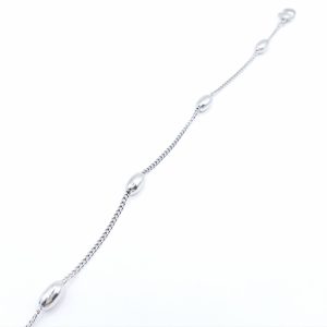 Ένα ατσάλινο βραχιόλι σε ασημί χρώμα