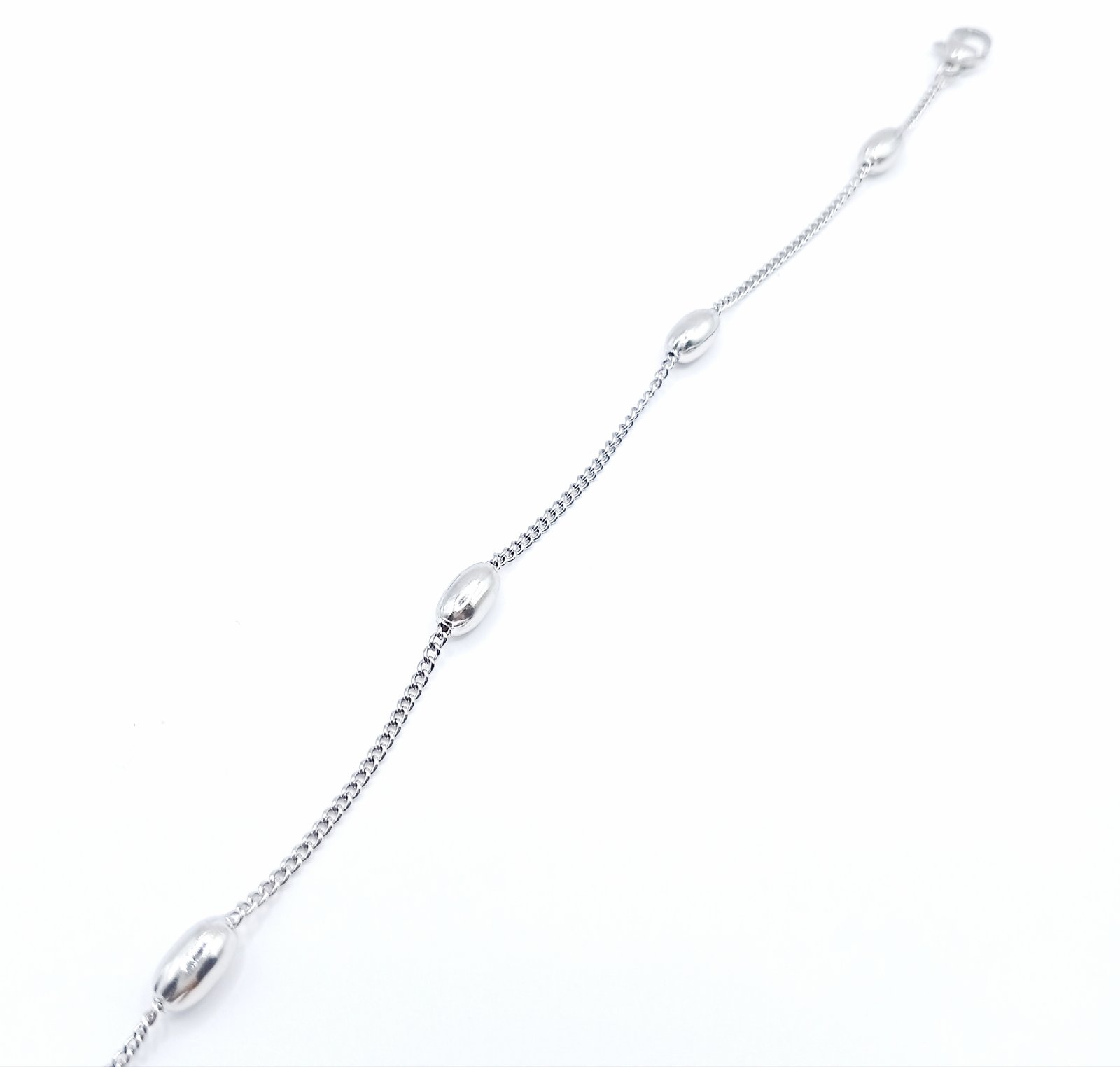 Ένα ατσάλινο βραχιόλι σε ασημί χρώμα Ένα ατσάλινο βραχιόλι σε ασημί χρώμα