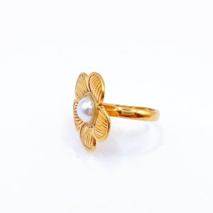 σχέδιο λουλουδιού με τα ανάγλυφα πέταλα