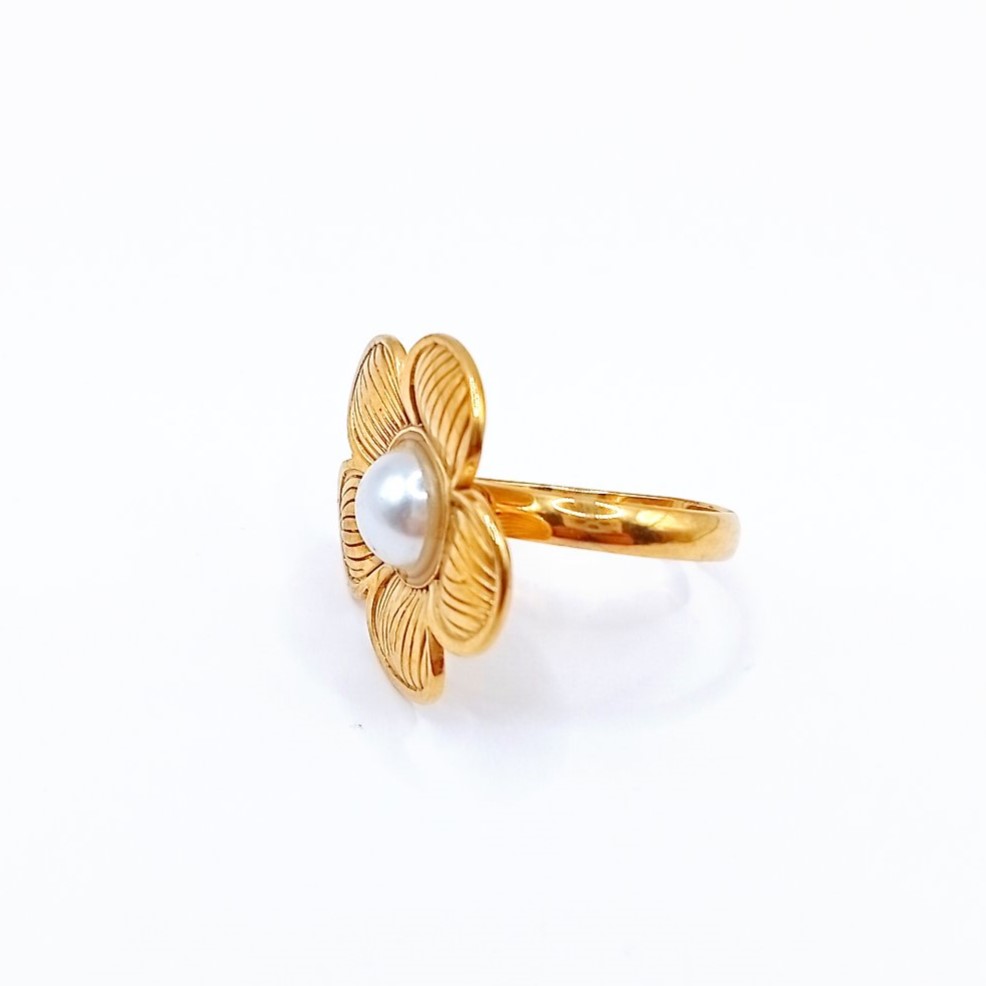 σχέδιο λουλουδιού με τα ανάγλυφα πέταλα