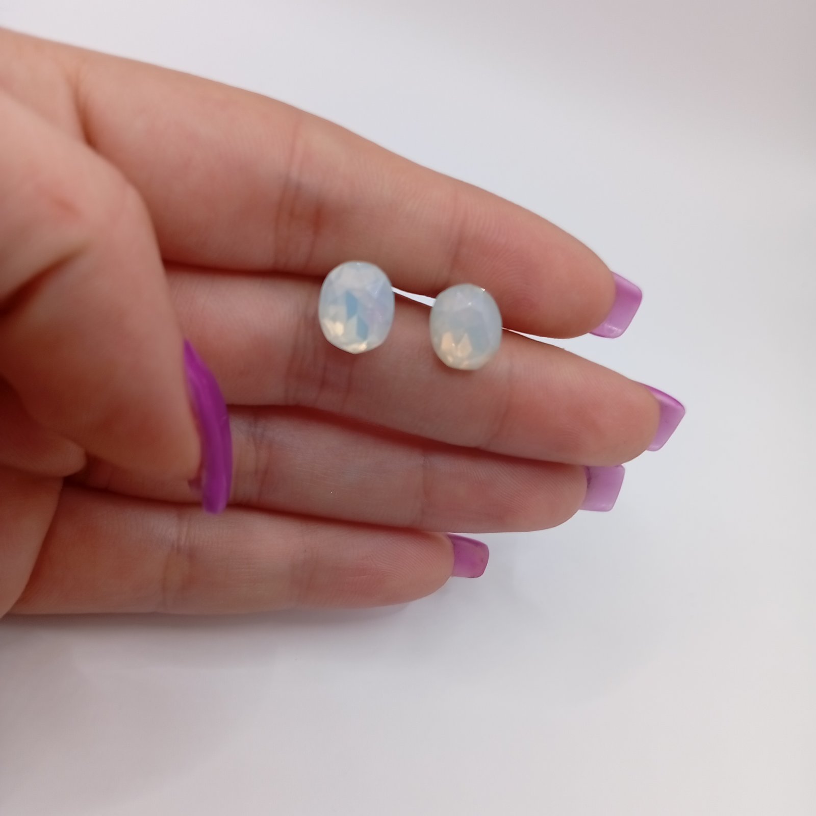 Ατσαλίνα καρφωτά σκουλαρίκια με πέτρα σε ιριδίζουσα λευκή όπαλ - Image 3 Ατσαλίνα καρφωτά σκουλαρίκια με πέτρα σε ιριδίζουσα λευκή όπαλ - Image 3