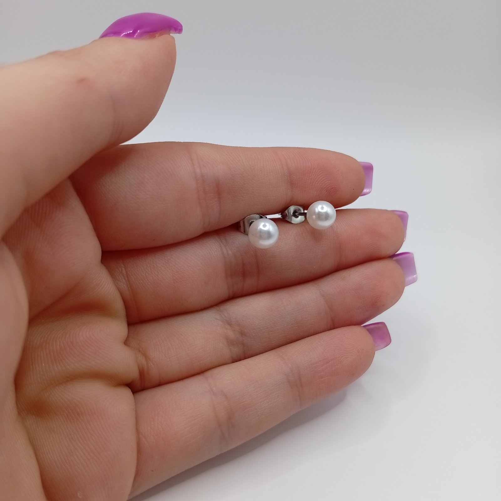 Ατσαλίνα καρφωτά σκουλαρίκια με λευκή πέρλα - Image 3 Ατσαλίνα καρφωτά σκουλαρίκια με λευκή πέρλα - Image 3