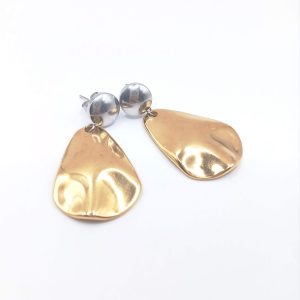 Ατσάλινα Σκουλαρίκια Gold Drop με Σφυρήλατη Λεπτομέρεια - Εικόνα 1