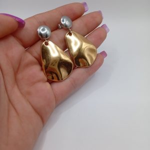 Ατσάλινα Σκουλαρίκια Gold Drop με Σφυρήλατη Λεπτομέρεια - Εικόνα 3