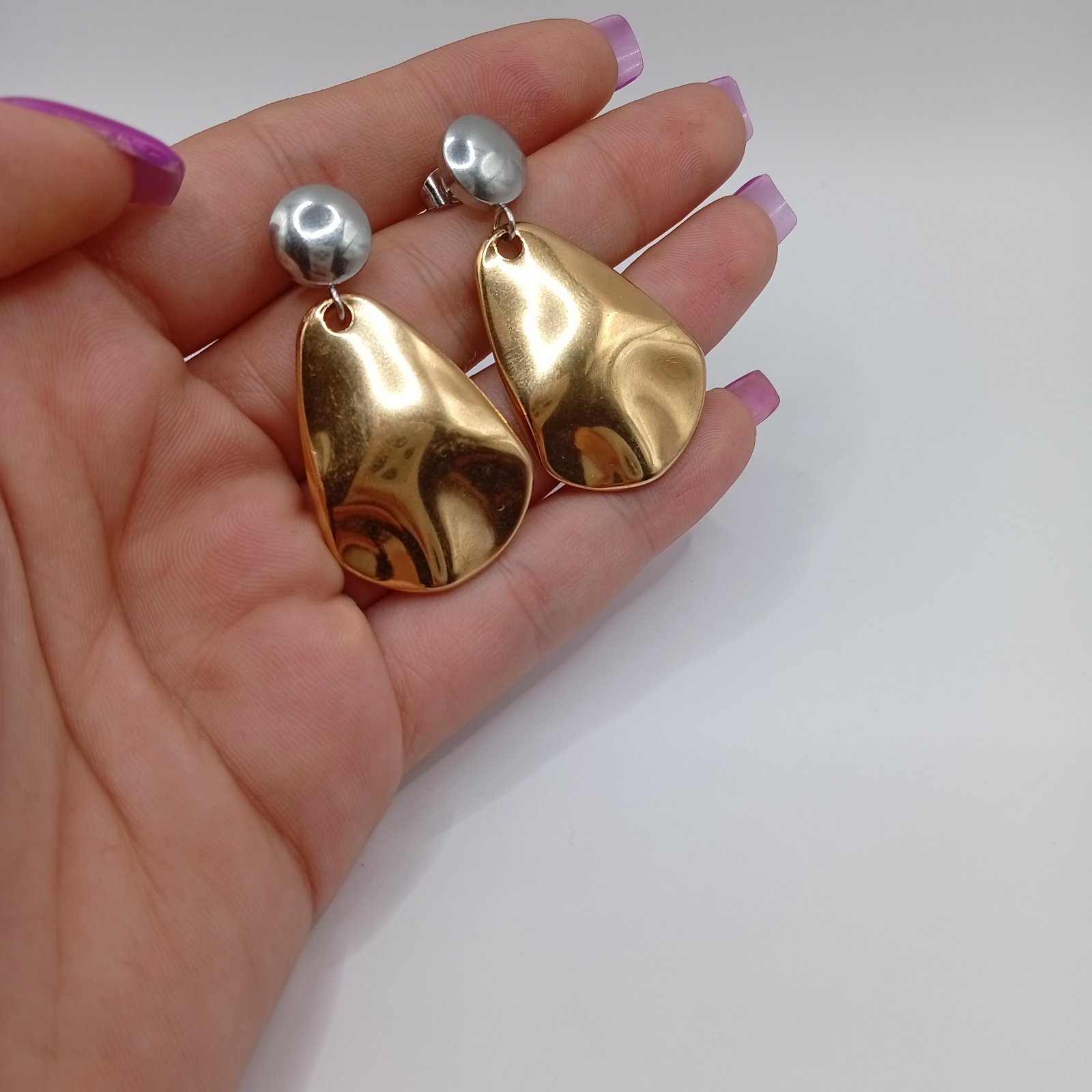 Ατσάλινα Σκουλαρίκια Gold Drop με Σφυρήλατη Λεπτομέρεια - Image 3 Ατσάλινα Σκουλαρίκια Gold Drop με Σφυρήλατη Λεπτομέρεια - Image 3