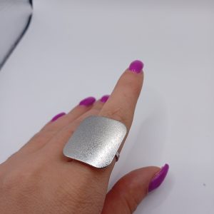 Ατσάλινο δαχτυλίδι με τετράγωνη matte επιφάνεια – Ρυθμιζόμενο - Εικόνα 1