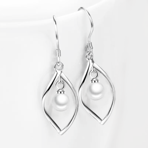 Κρεμαστά σκουλαρίκια από ασήμι 925 με πέρλα Κρεμαστά σκουλαρίκια από ασήμι 925 με πέρλα