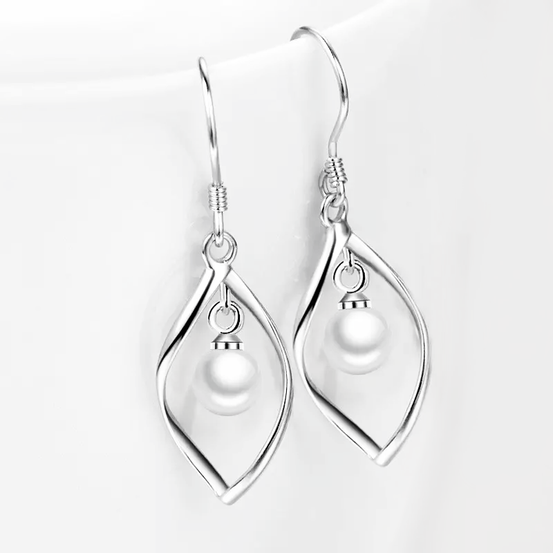 Κρεμαστά σκουλαρίκια από ασήμι 925 με πέρλα Κρεμαστά σκουλαρίκια από ασήμι 925 με πέρλα
