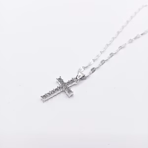 Ασημένιος σταυρός με συνθετικά ζιρκόν (925) Ασημένιος σταυρός με συνθετικά ζιρκόν (925)