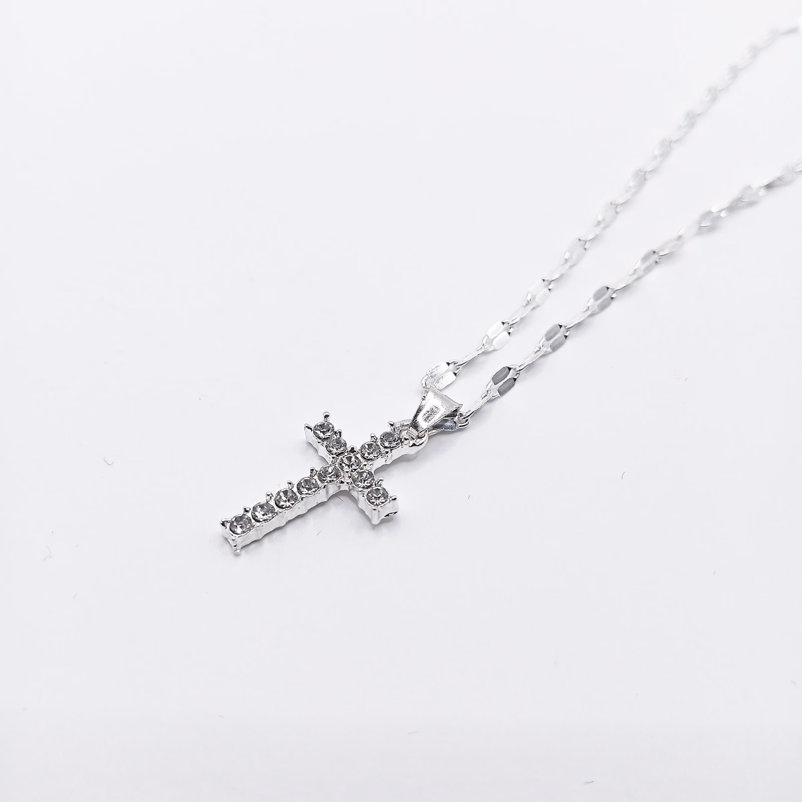 Ασημένιος σταυρός με συνθετικά ζιρκόν (925) Ασημένιος σταυρός με συνθετικά ζιρκόν (925)