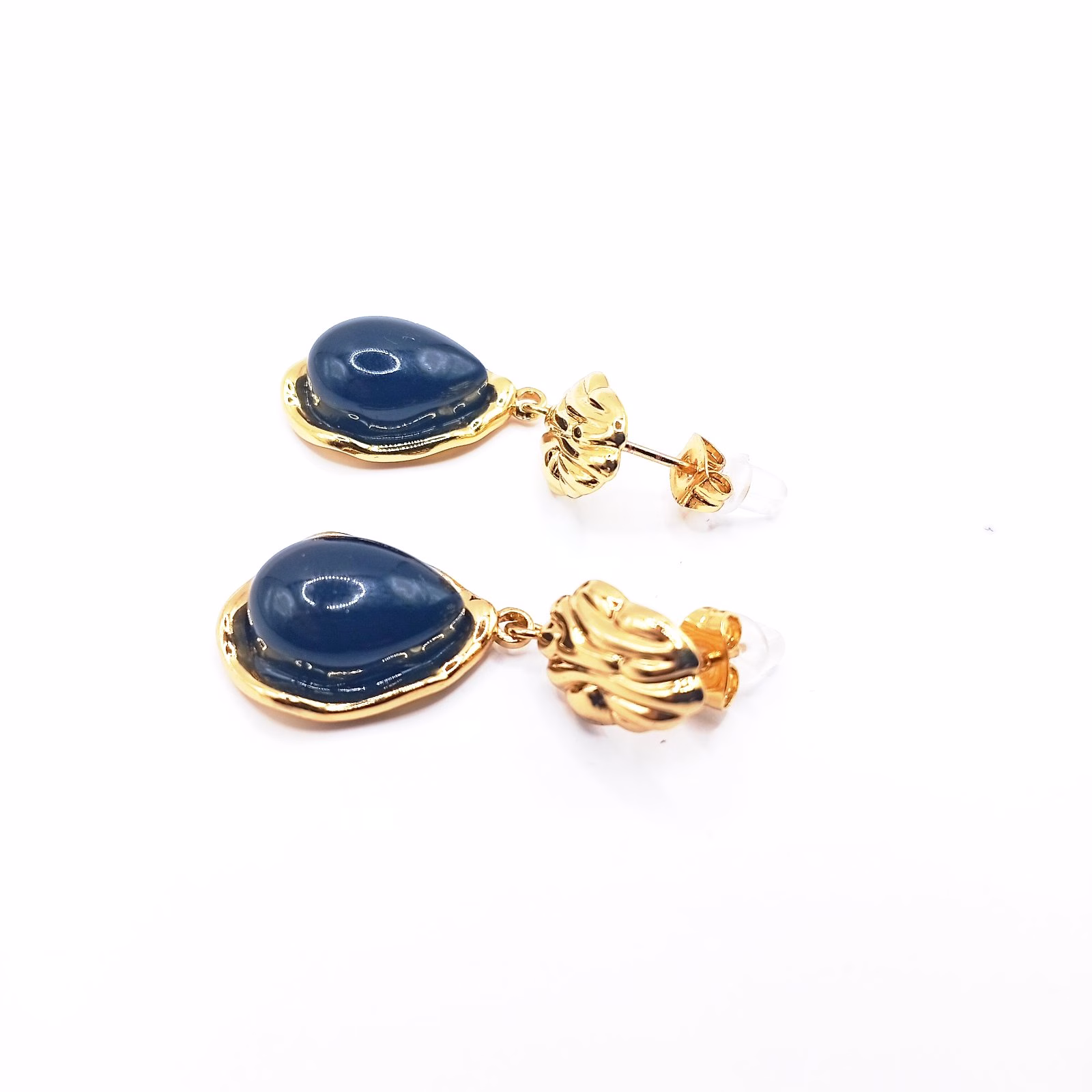 Ατσάλινα κρεμαστά σκουλαρίκια χρυσά με μαύρη πέτρα - Image 2 Ατσάλινα κρεμαστά σκουλαρίκια χρυσά με μαύρη πέτρα - Image 2