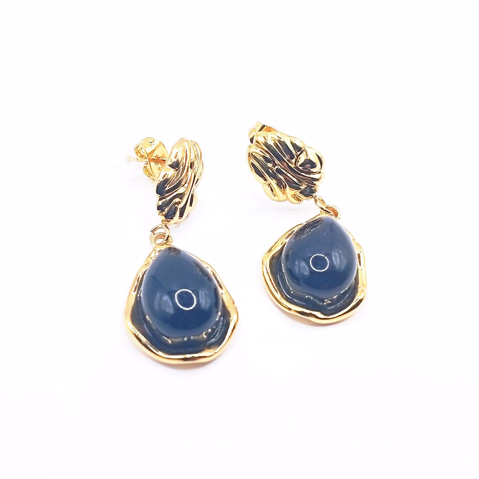 Ατσάλινα κρεμαστά σκουλαρίκια χρυσά με μαύρη πέτρα Ατσάλινα κρεμαστά σκουλαρίκια χρυσά με μαύρη πέτρα