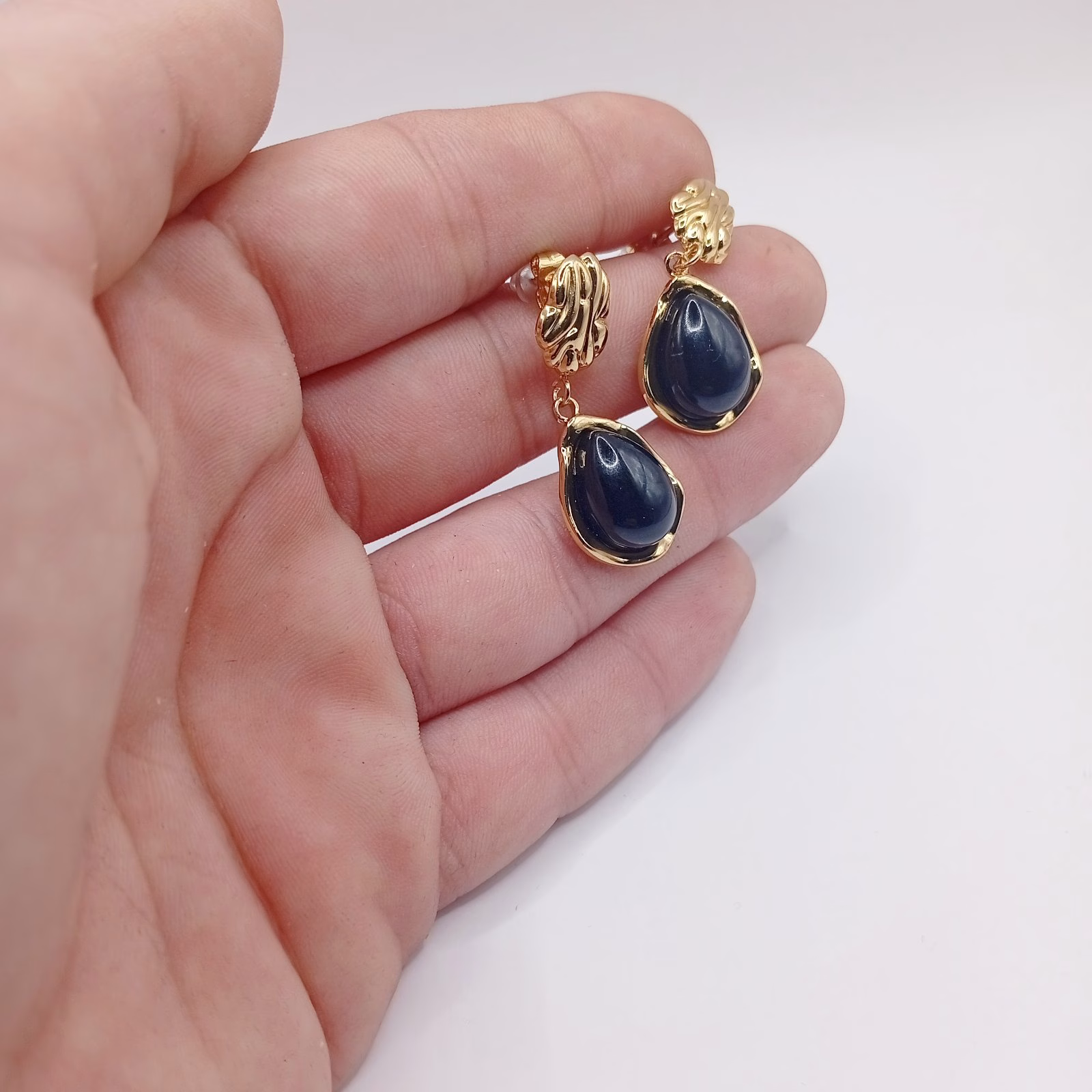 Ατσάλινα κρεμαστά σκουλαρίκια χρυσά με μαύρη πέτρα - Image 3 Ατσάλινα κρεμαστά σκουλαρίκια χρυσά με μαύρη πέτρα - Image 3