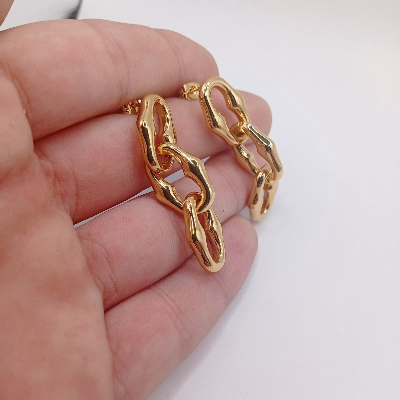 Ατσάλινα κρεμαστά σκουλαρίκια αλυσίδα – Χρυσά - Image 3 Ατσάλινα κρεμαστά σκουλαρίκια αλυσίδα – Χρυσά - Image 3