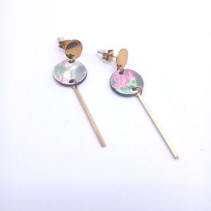 Χρυσά κρεμαστά σκουλαρίκια από ανοξείδωτο ατσάλι με μαύρη όψη mother of pearl Χρυσά κρεμαστά σκουλαρίκια από ανοξείδωτο ατσάλι με μαύρη όψη mother of pearl