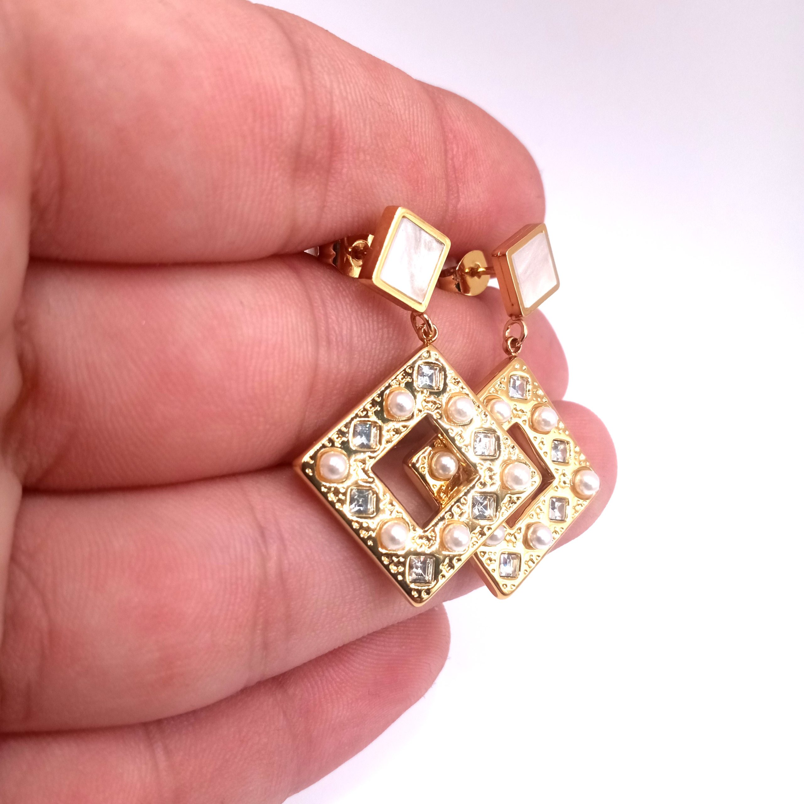 Χρυσά κρεμαστά σκουλαρίκια από ανοξείδωτο ατσάλι με πέρλες & ζιρκόν - Image 5 Χρυσά κρεμαστά σκουλαρίκια από ανοξείδωτο ατσάλι με πέρλες & ζιρκόν - Image 5