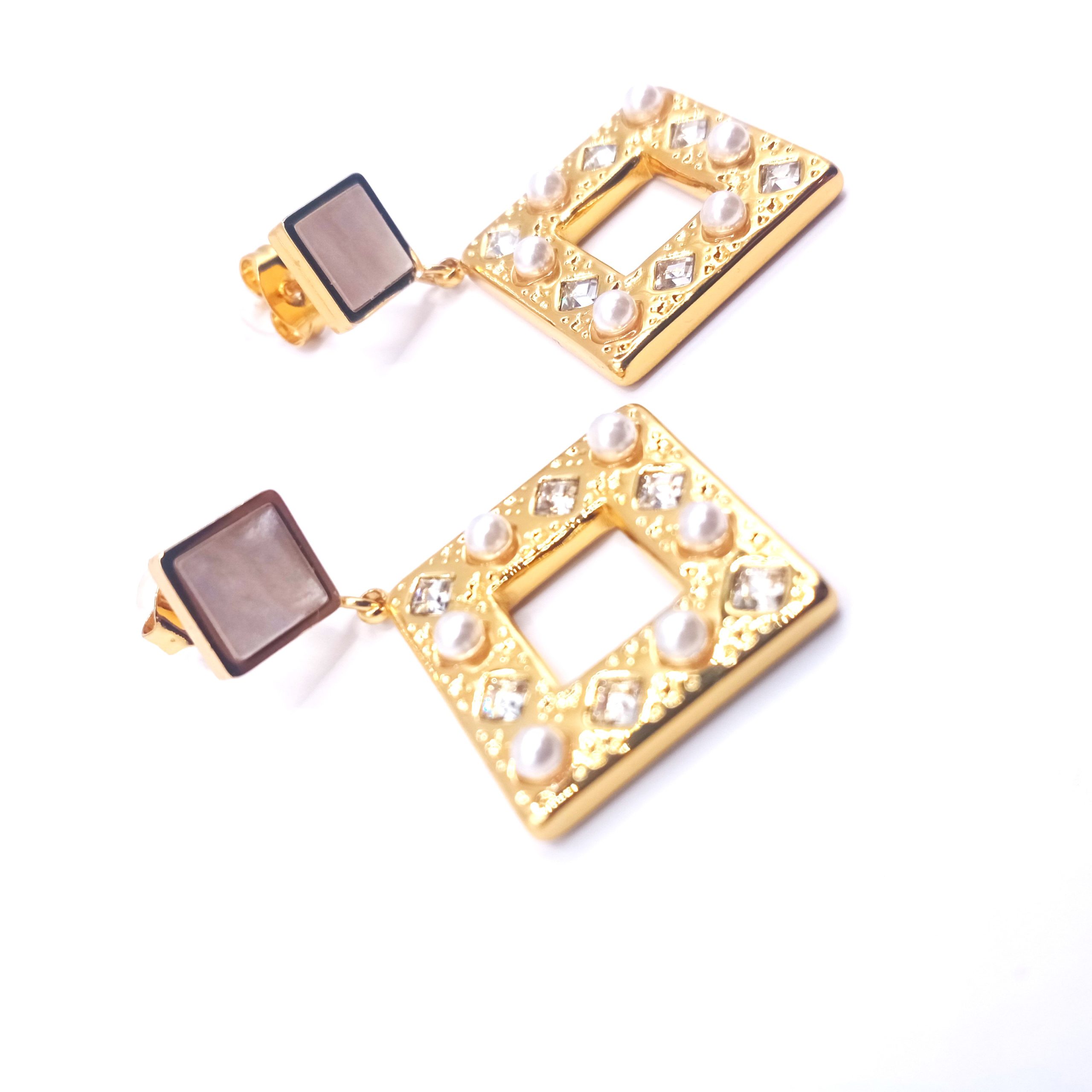 Χρυσά κρεμαστά σκουλαρίκια από ανοξείδωτο ατσάλι με πέρλες & ζιρκόν - Image 4 Χρυσά κρεμαστά σκουλαρίκια από ανοξείδωτο ατσάλι με πέρλες & ζιρκόν - Image 4