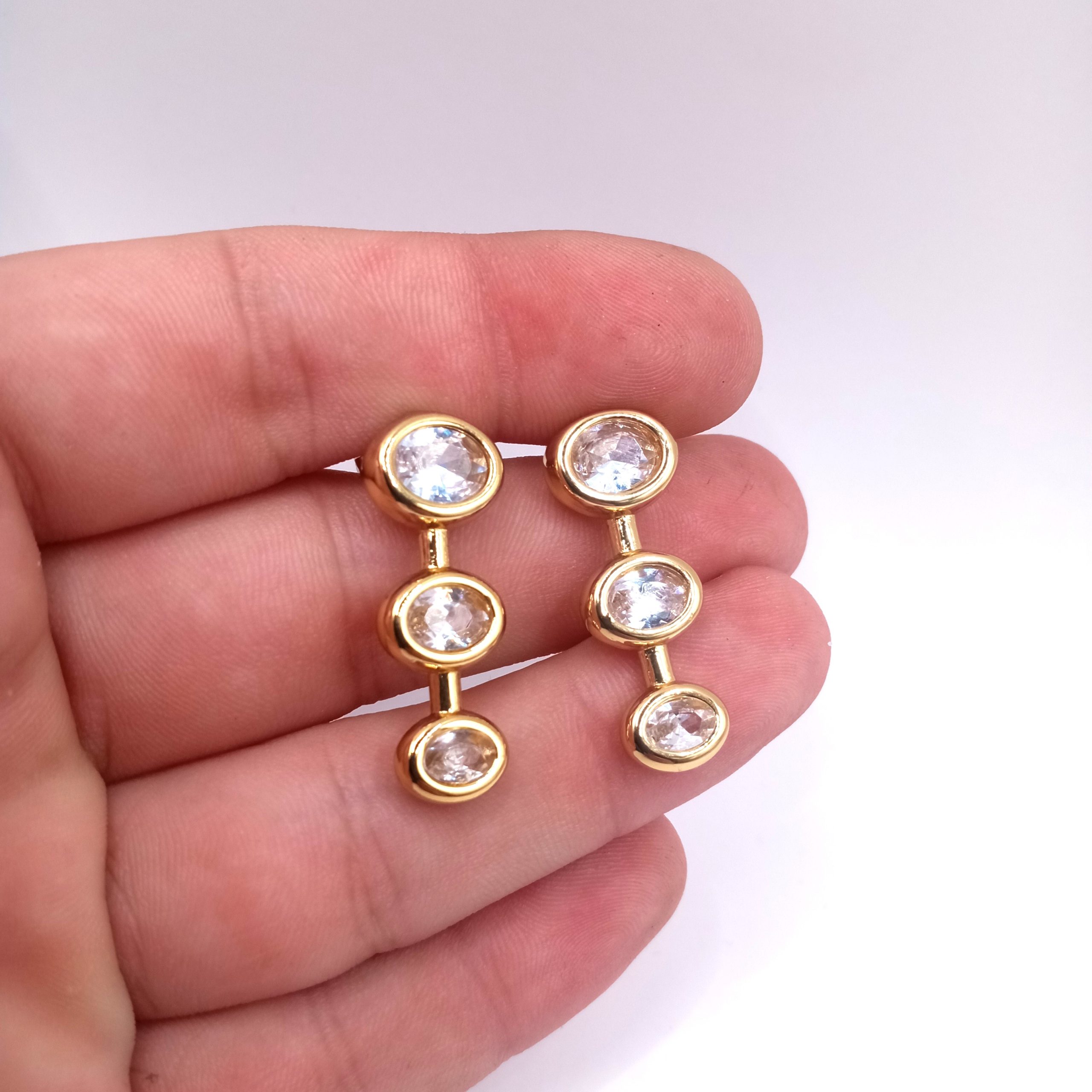 Χρυσά κρεμαστά σκουλαρίκια με τριπλές διάφανες πέτρες - Image 5 Χρυσά κρεμαστά σκουλαρίκια με τριπλές διάφανες πέτρες - Image 5