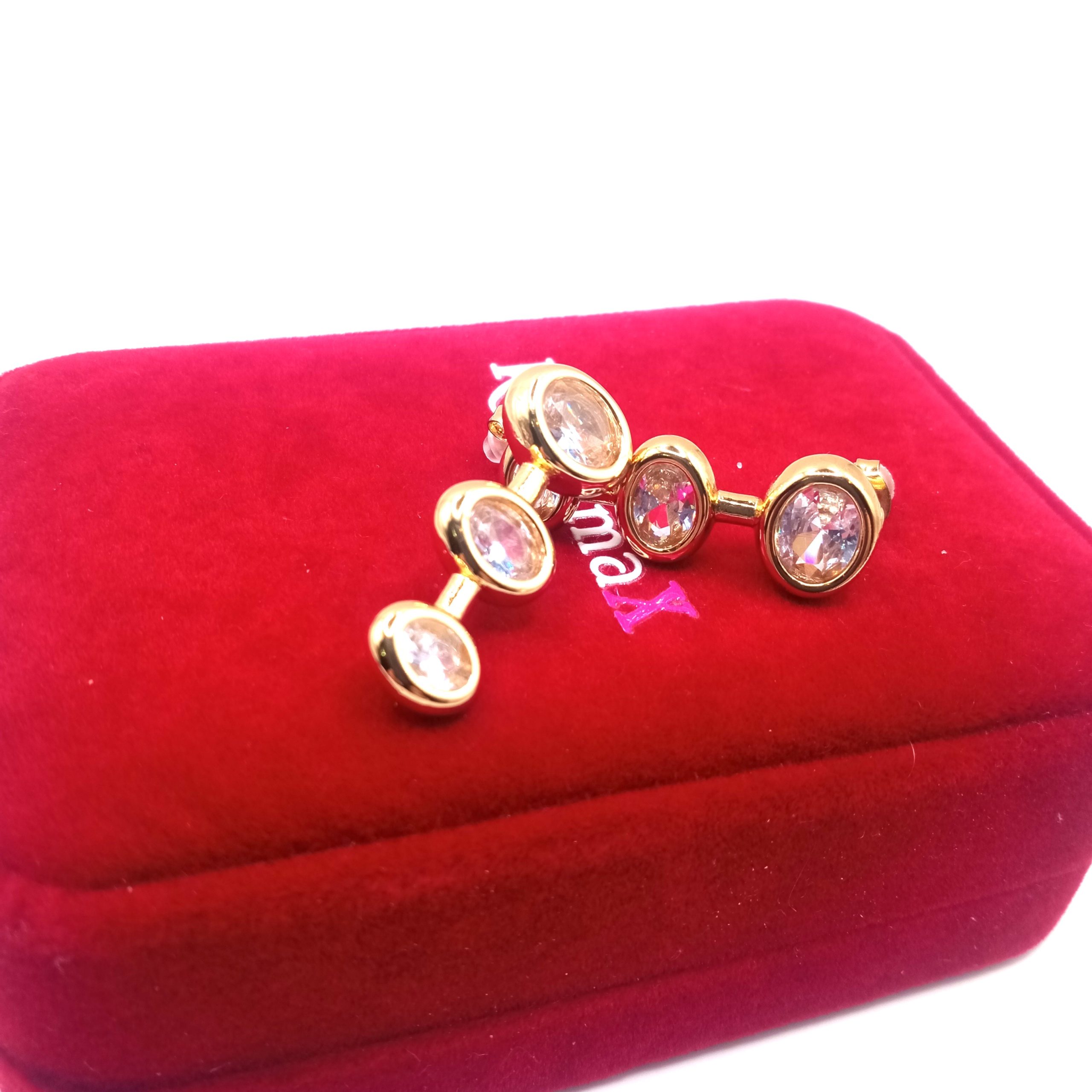 Χρυσά κρεμαστά σκουλαρίκια με τριπλές διάφανες πέτρες - Image 4 Χρυσά κρεμαστά σκουλαρίκια με τριπλές διάφανες πέτρες - Image 4