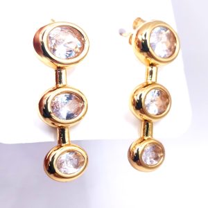 Χρυσά κρεμαστά σκουλαρίκια με τριπλές διάφανες πέτρες - Εικόνα 3 Χρυσά κρεμαστά σκουλαρίκια με τριπλές διάφανες πέτρες - Εικόνα 3