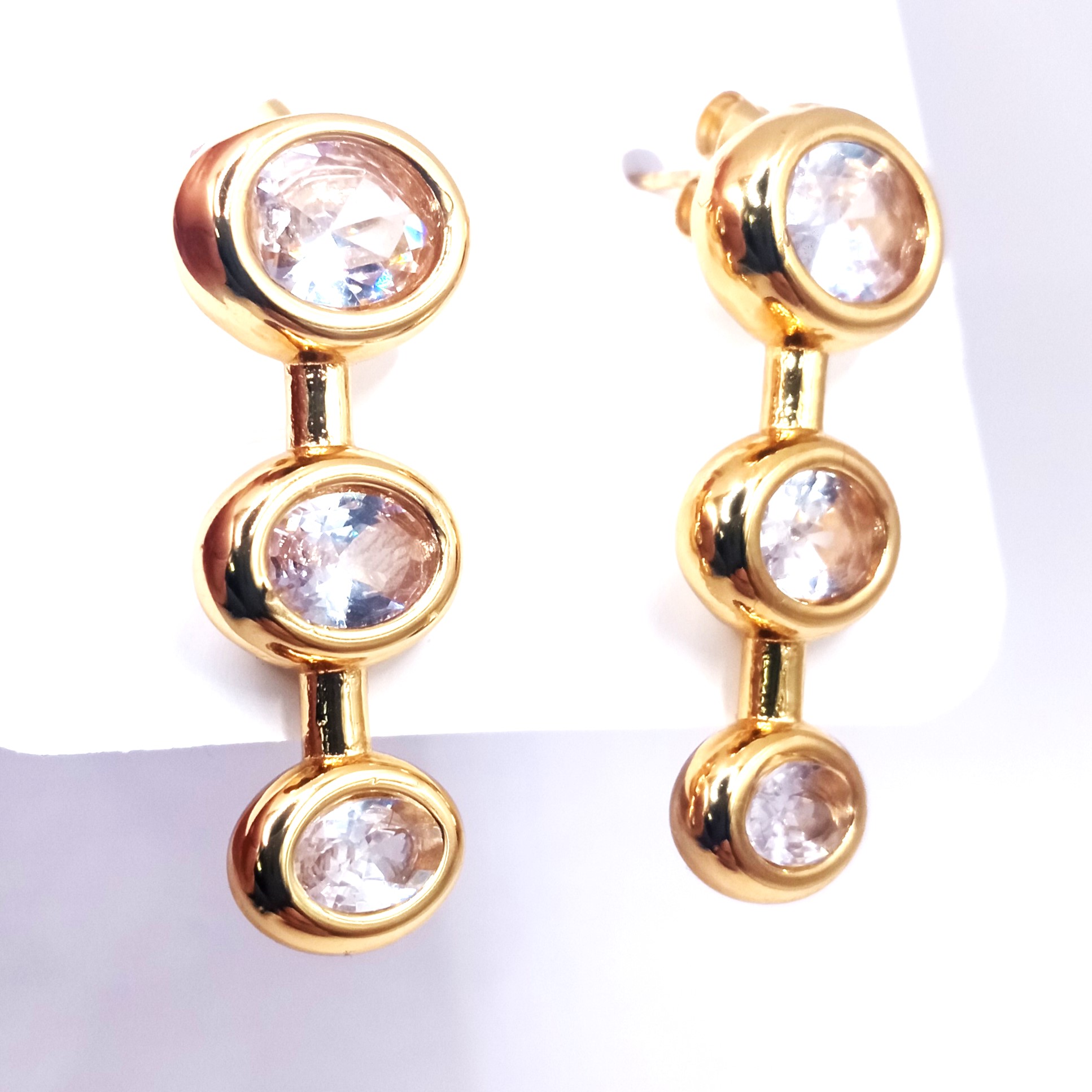 Χρυσά κρεμαστά σκουλαρίκια με τριπλές διάφανες πέτρες - Image 3 Χρυσά κρεμαστά σκουλαρίκια με τριπλές διάφανες πέτρες - Image 3