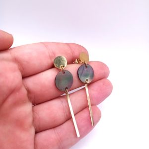 Χρυσά κρεμαστά σκουλαρίκια από ανοξείδωτο ατσάλι με μαύρη όψη mother of pearl - Εικόνα 3 Χρυσά κρεμαστά σκουλαρίκια από ανοξείδωτο ατσάλι με μαύρη όψη mother of pearl - Εικόνα 3