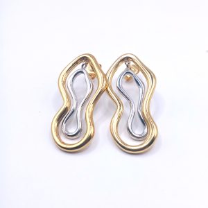 Χρυσά & ασημί κρεμαστά σκουλαρίκια με κυματιστό σχέδιο Χρυσά & ασημί κρεμαστά σκουλαρίκια με κυματιστό σχέδιο