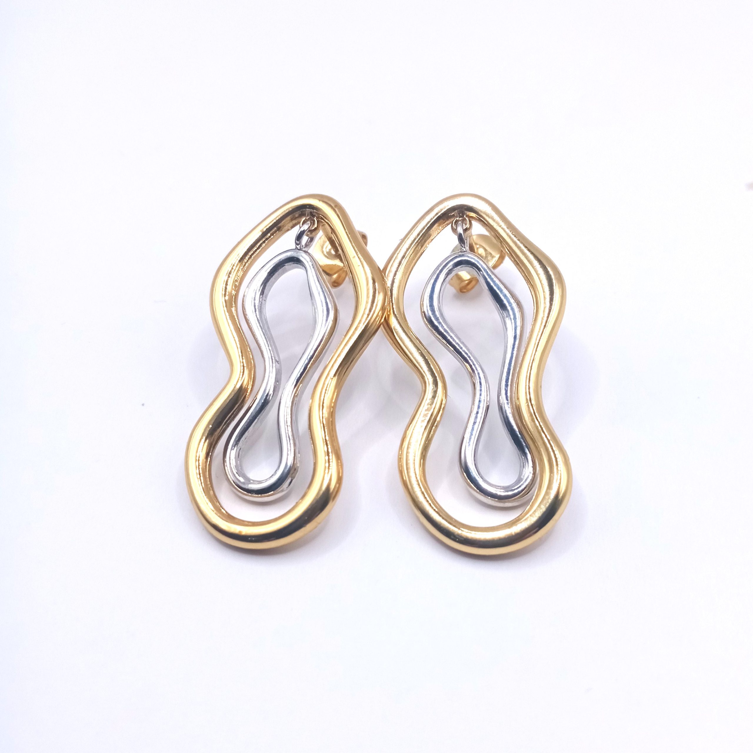 Χρυσά & ασημί κρεμαστά σκουλαρίκια με κυματιστό σχέδιο Χρυσά & ασημί κρεμαστά σκουλαρίκια με κυματιστό σχέδιο