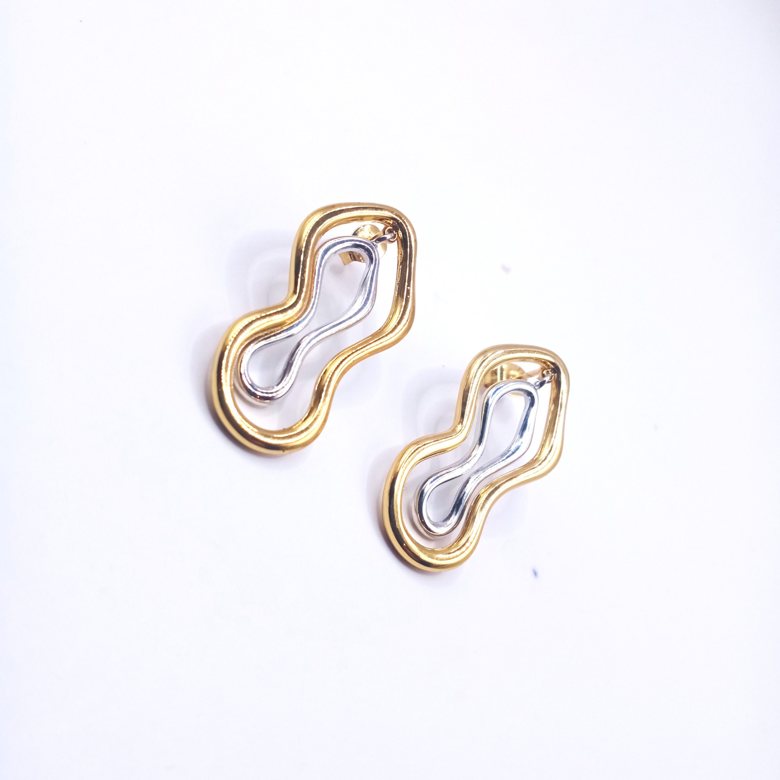 Χρυσά & ασημί κρεμαστά σκουλαρίκια με κυματιστό σχέδιο - Image 3 Χρυσά & ασημί κρεμαστά σκουλαρίκια με κυματιστό σχέδιο - Image 3