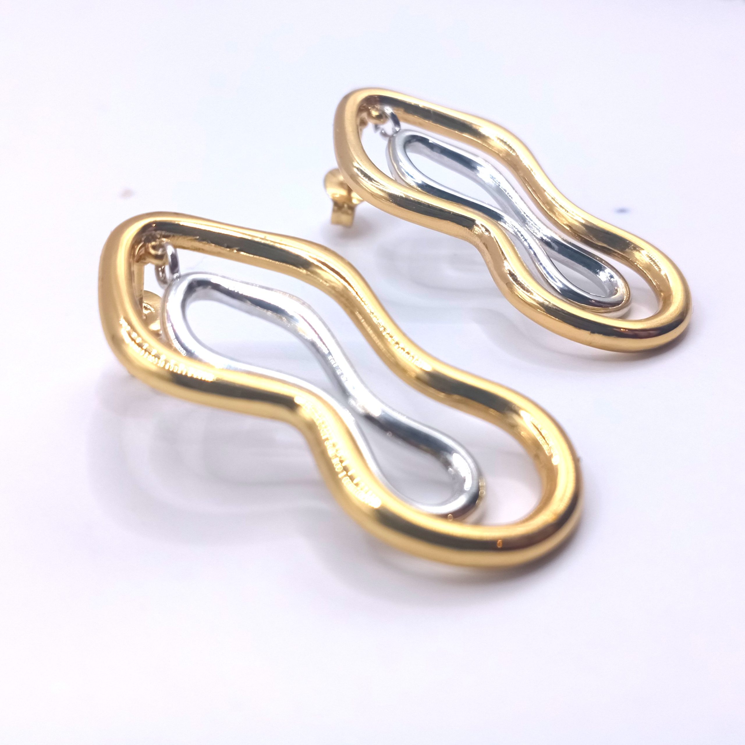 Χρυσά & ασημί κρεμαστά σκουλαρίκια με κυματιστό σχέδιο - Image 4 Χρυσά & ασημί κρεμαστά σκουλαρίκια με κυματιστό σχέδιο - Image 4