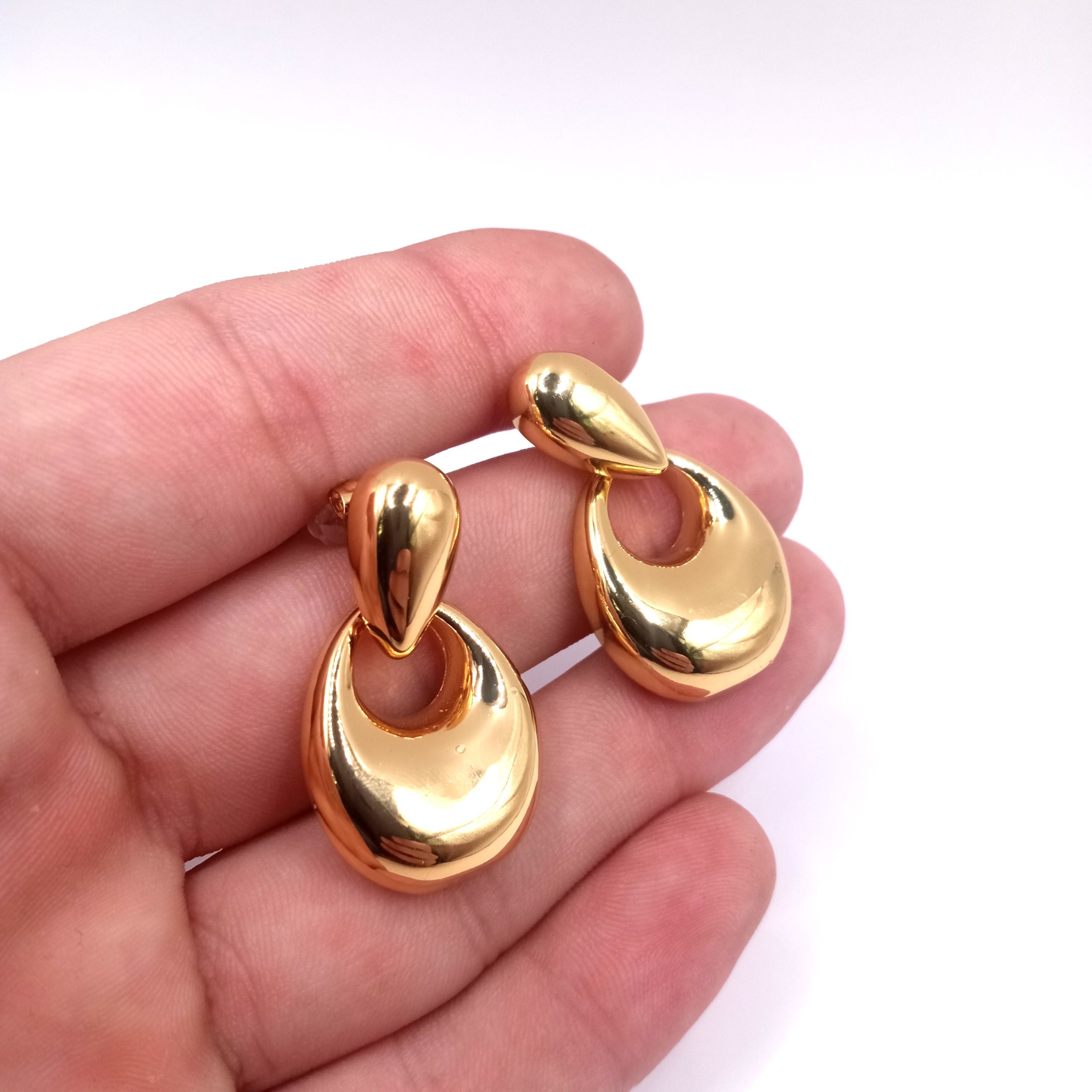 Χρυσά κρεμαστά σκουλαρίκια από ανοξείδωτο ατσάλι με σμιλεμένο σχέδιο - Image 3 Χρυσά κρεμαστά σκουλαρίκια από ανοξείδωτο ατσάλι με σμιλεμένο σχέδιο - Image 3