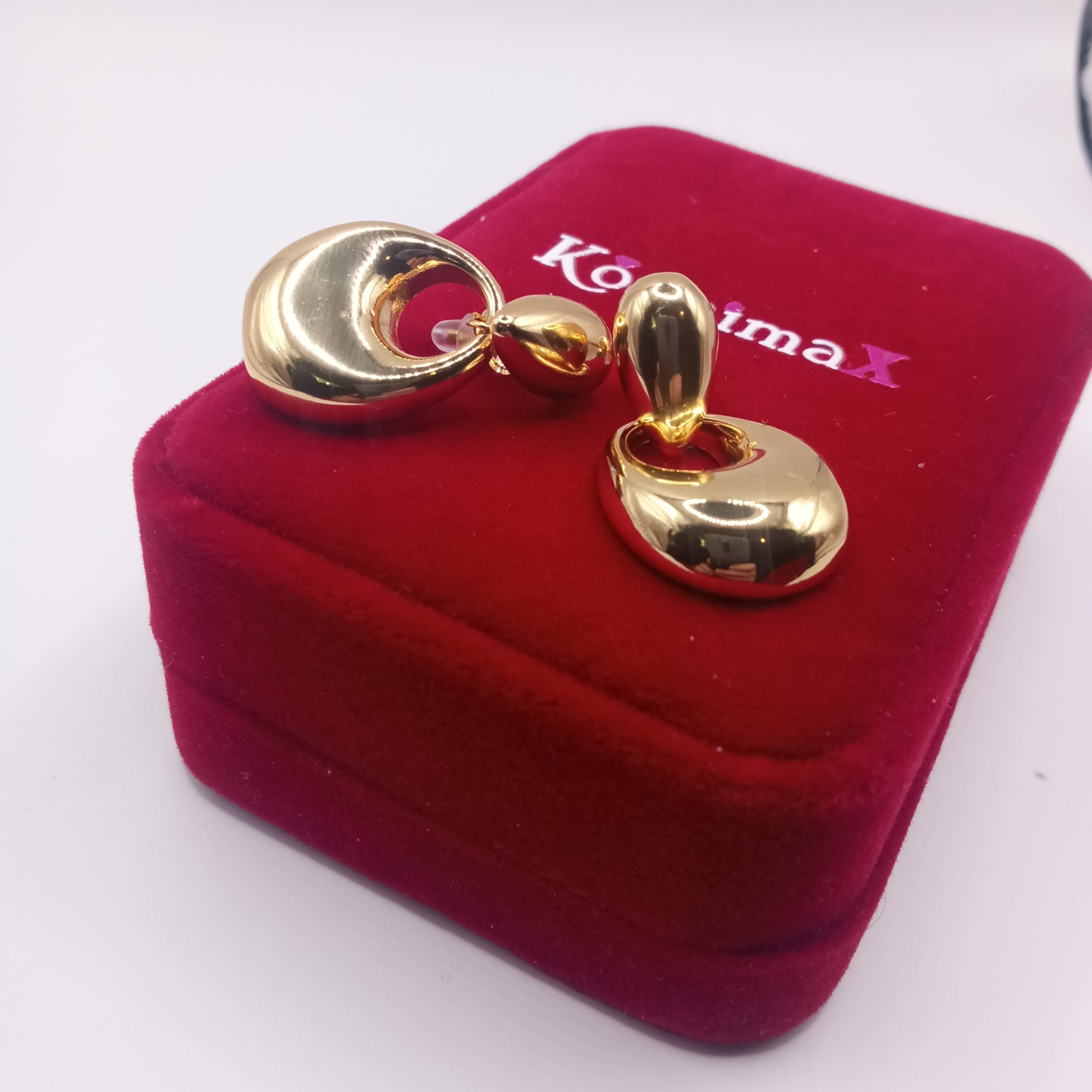 Χρυσά κρεμαστά σκουλαρίκια από ανοξείδωτο ατσάλι με σμιλεμένο σχέδιο - Image 4 Χρυσά κρεμαστά σκουλαρίκια από ανοξείδωτο ατσάλι με σμιλεμένο σχέδιο - Image 4