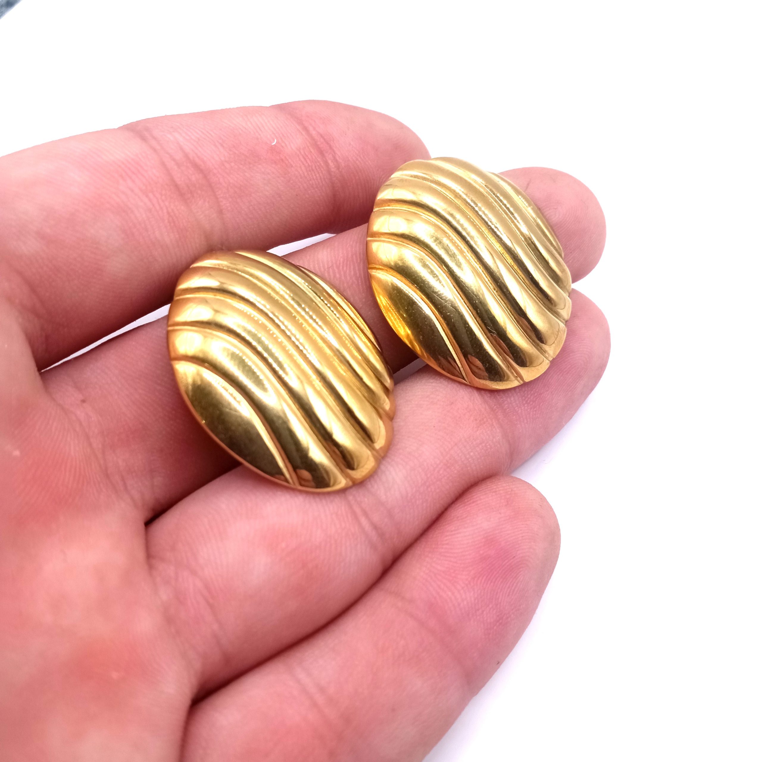 Χρυσά καρφωτά σκουλαρίκια από ανοξείδωτο ατσάλι - Image 4 Χρυσά καρφωτά σκουλαρίκια από ανοξείδωτο ατσάλι - Image 4