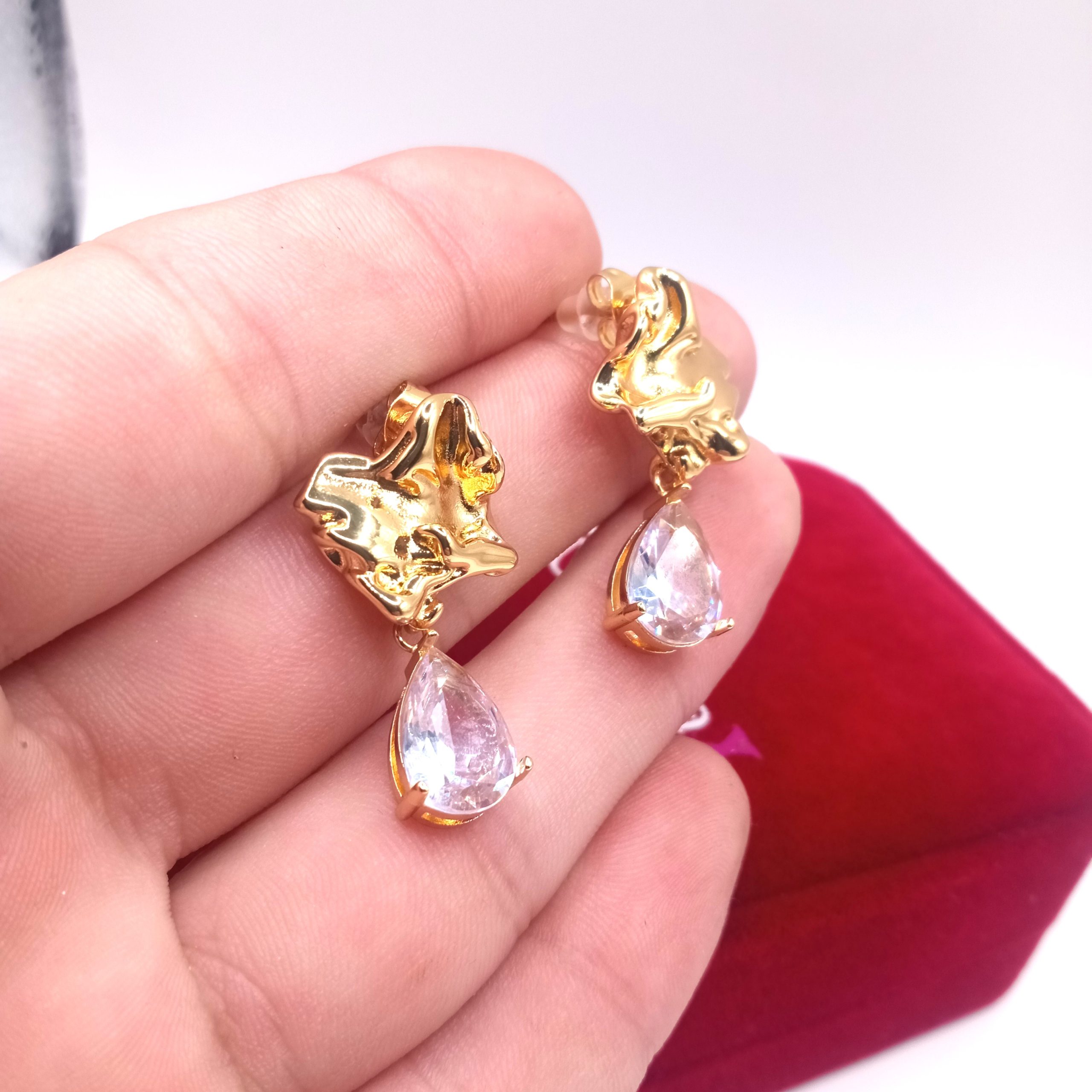 Χρυσά κρεμαστά σκουλαρίκια με ανάγλυφη βάση & δάκρυ ζιρκονίας - Image 4 Χρυσά κρεμαστά σκουλαρίκια με ανάγλυφη βάση & δάκρυ ζιρκονίας - Image 4