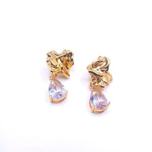 Χρυσά κρεμαστά σκουλαρίκια με ανάγλυφη βάση & δάκρυ ζιρκονίας Χρυσά κρεμαστά σκουλαρίκια με ανάγλυφη βάση & δάκρυ ζιρκονίας