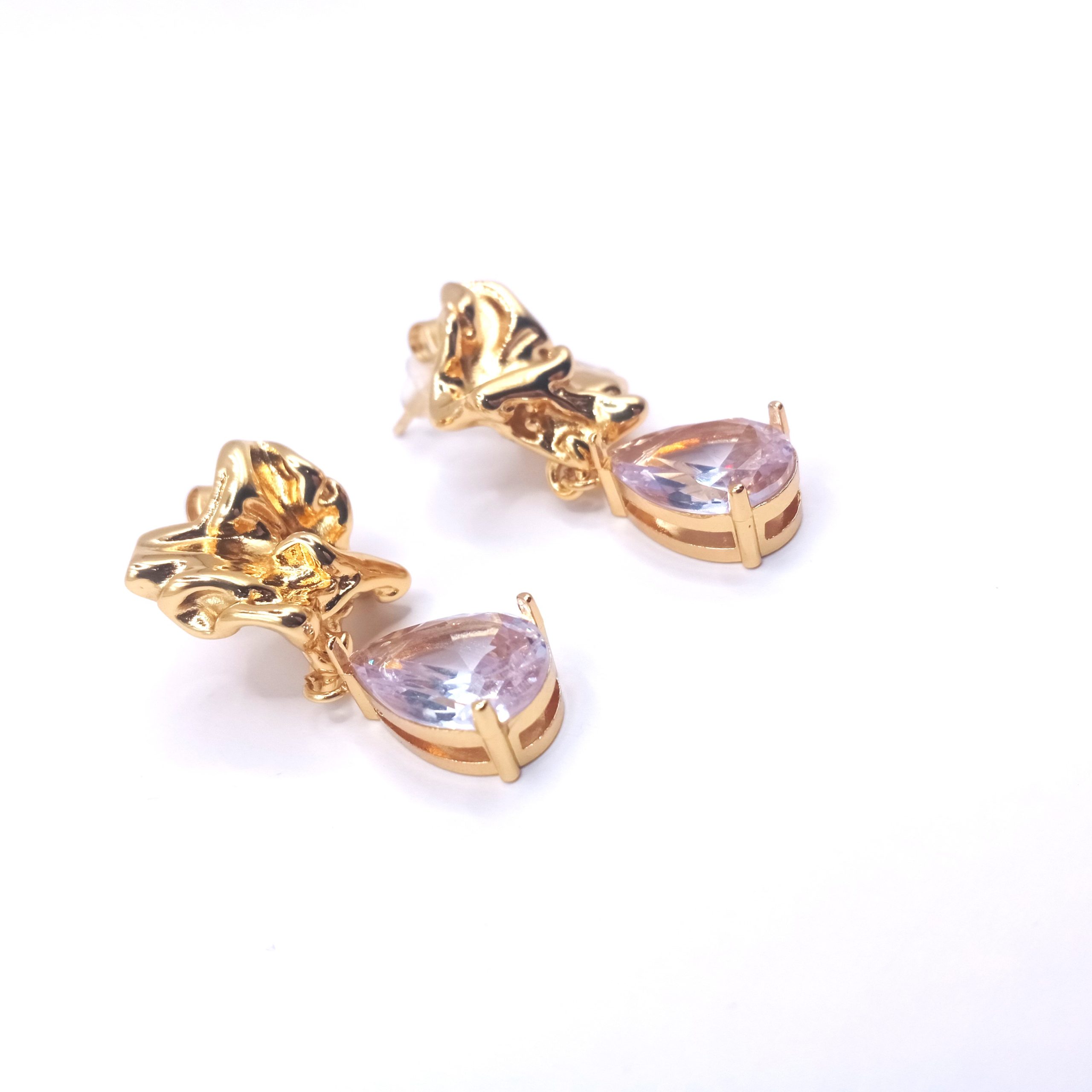 Χρυσά κρεμαστά σκουλαρίκια με ανάγλυφη βάση & δάκρυ ζιρκονίας - Image 3 Χρυσά κρεμαστά σκουλαρίκια με ανάγλυφη βάση & δάκρυ ζιρκονίας - Image 3