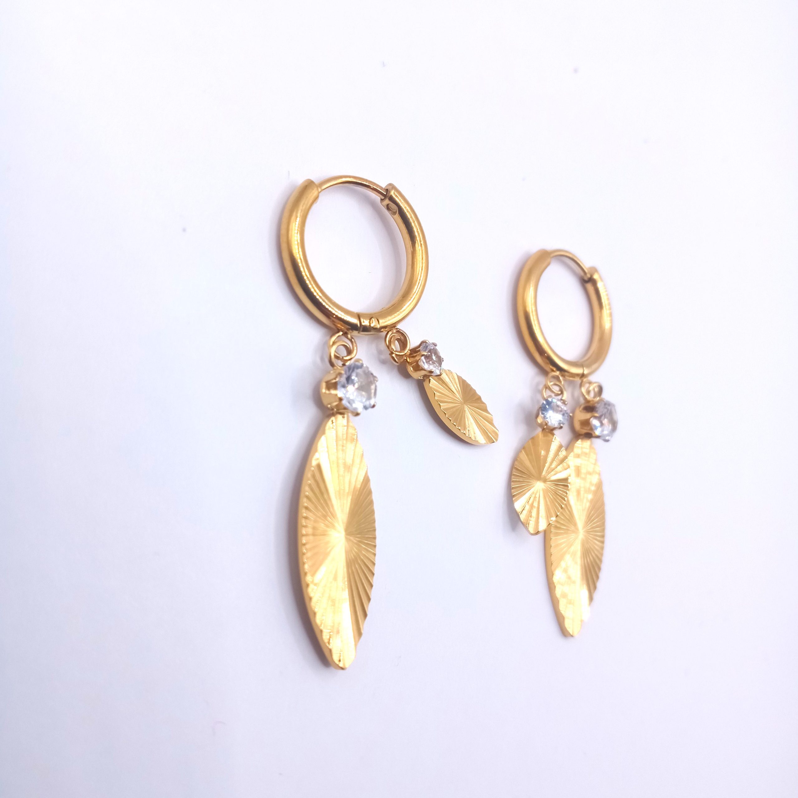 Χρυσά κρεμαστά σκουλαρίκια από ανοξείδωτο ατσάλι με φύλλα & ζιρκόν - Image 3 Χρυσά κρεμαστά σκουλαρίκια από ανοξείδωτο ατσάλι με φύλλα & ζιρκόν - Image 3