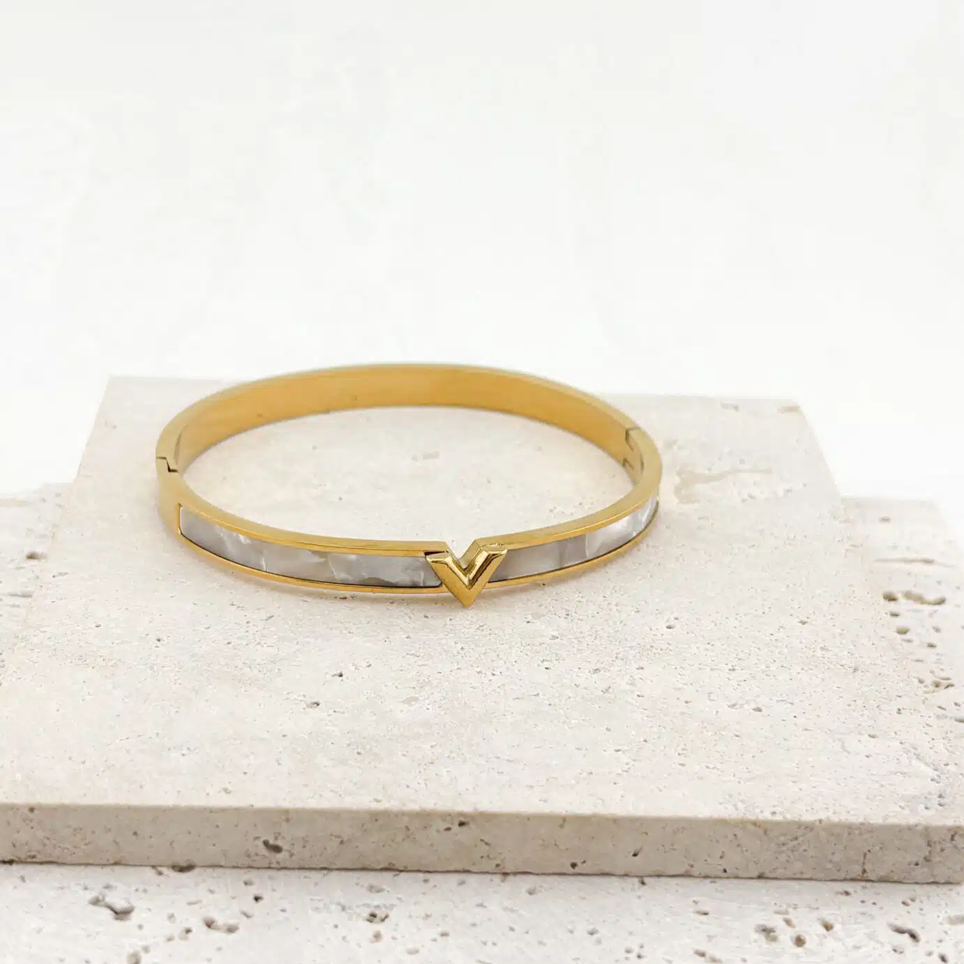 Γυναικείο βραχιόλι cuff ατσάλινο με mother of pearl - Image 2 Γυναικείο βραχιόλι cuff ατσάλινο με mother of pearl - Image 2