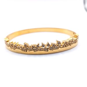 Γυναικείο επιχρυσωμένο cuff βραχιόλι με ανάγλυφα λουλούδια Γυναικείο επιχρυσωμένο cuff βραχιόλι με ανάγλυφα λουλούδια