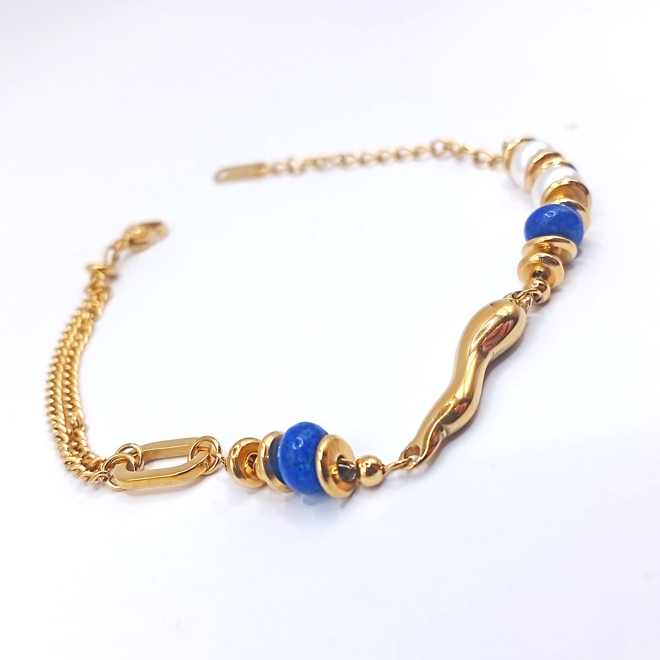 Γυναικείο επιχρυσωμένο βραχιόλι με μπλε & περλέ λεπτομέρειες - Image 2 Γυναικείο επιχρυσωμένο βραχιόλι με μπλε & περλέ λεπτομέρειες - Image 2