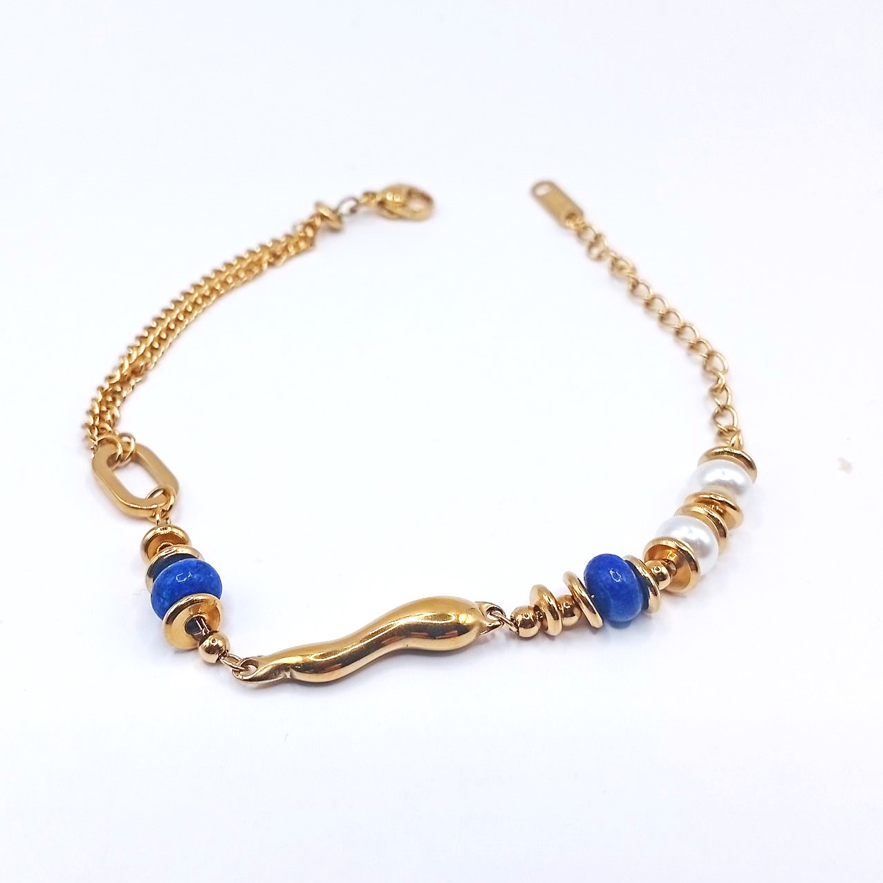 Γυναικείο επιχρυσωμένο βραχιόλι με μπλε & περλέ λεπτομέρειες Γυναικείο επιχρυσωμένο βραχιόλι με μπλε & περλέ λεπτομέρειες