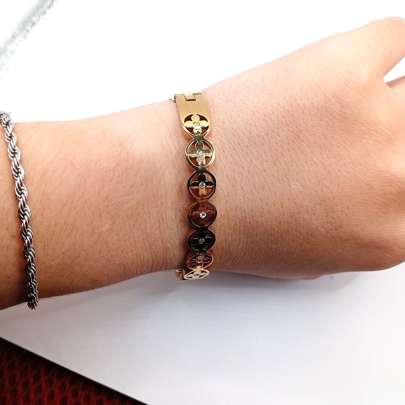 Γυναικείο χρυσό cuff βραχιόλι ατσάλινο - Image 4 Γυναικείο χρυσό cuff βραχιόλι ατσάλινο - Image 4