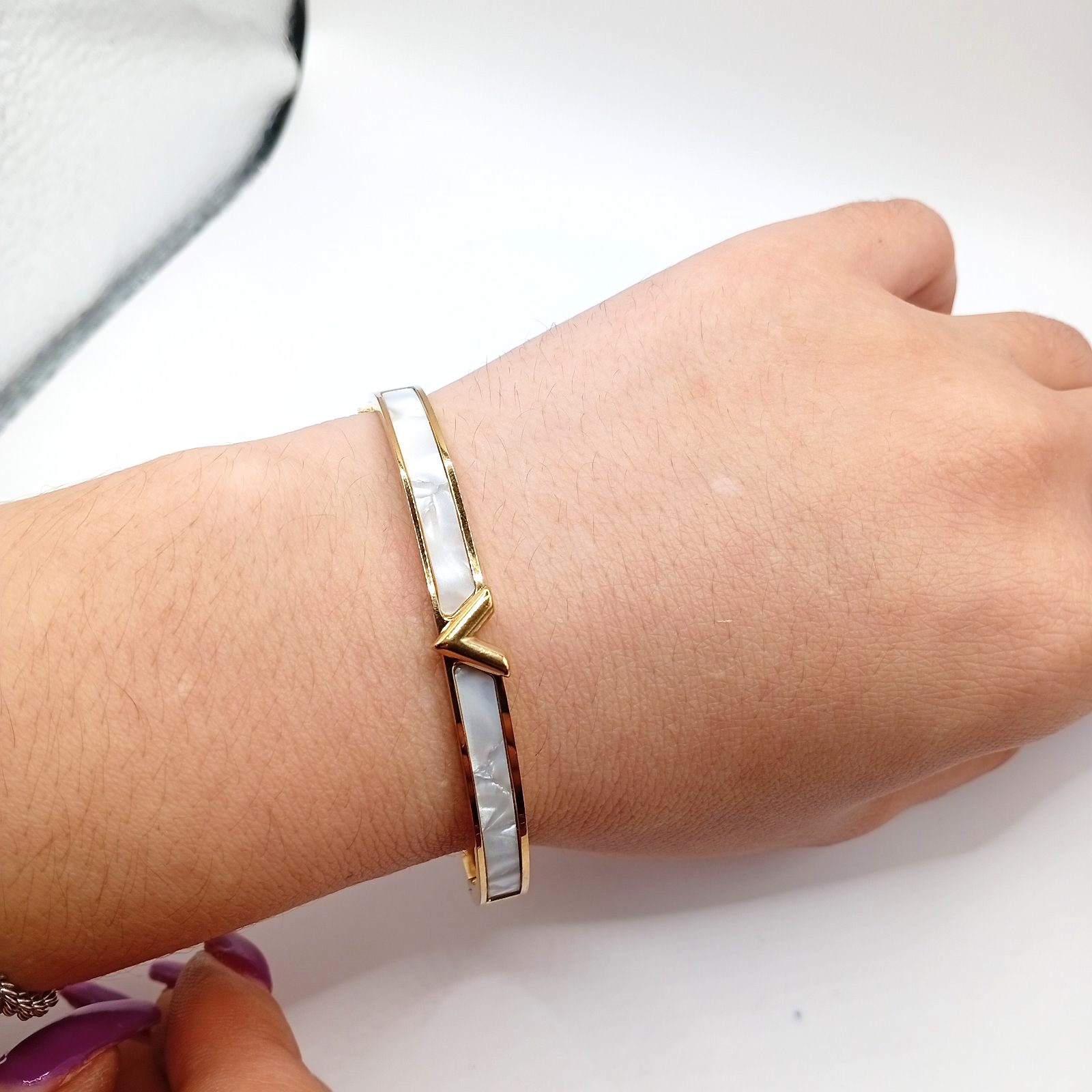 Γυναικείο βραχιόλι cuff ατσάλινο με mother of pearl - Image 4 Γυναικείο βραχιόλι cuff ατσάλινο με mother of pearl - Image 4