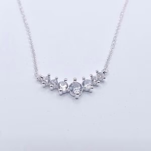 Ασημένιο Κολιέ 925 με Επτά Λευκές Γυαλιστερές Πέτρες