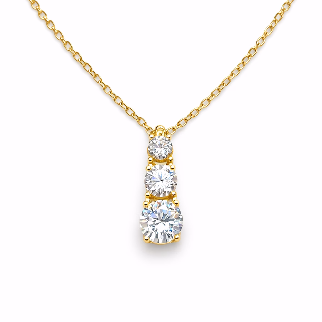 Κολιέ Triple Moissanite από επίχρυσο ασήμι 925 με μοϊσανίτες 1,8ct Κολιέ Triple Moissanite από επίχρυσο ασήμι 925 με μοϊσανίτες 1,8ct