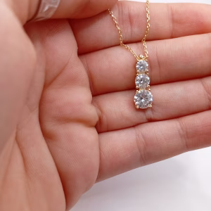Κολιέ Triple Moissanite από επίχρυσο ασήμι 925 με μοϊσανίτες 1,8ct - Εικόνα 4 Κολιέ Triple Moissanite από επίχρυσο ασήμι 925 με μοϊσανίτες 1,8ct - Εικόνα 4