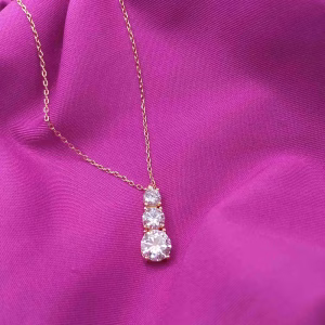 Κολιέ Triple Moissanite από επίχρυσο ασήμι 925 με μοϊσανίτες 1,8ct - Εικόνα 6 Κολιέ Triple Moissanite από επίχρυσο ασήμι 925 με μοϊσανίτες 1,8ct - Εικόνα 6