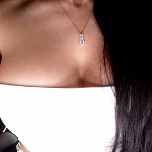 Κολιέ Triple Moissanite από επίχρυσο ασήμι 925 με μοϊσανίτες 1,8ct - Εικόνα 8 Κολιέ Triple Moissanite από επίχρυσο ασήμι 925 με μοϊσανίτες 1,8ct - Εικόνα 8